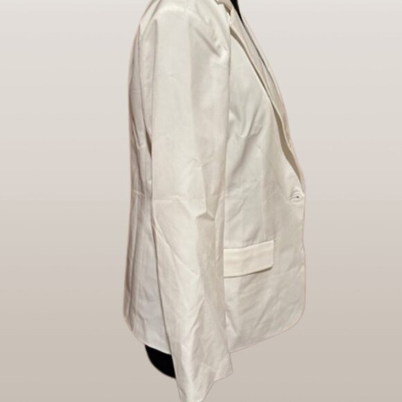 Sophisticated White Blazer with Classic Lapel and Open Front - Picture 3 of 14